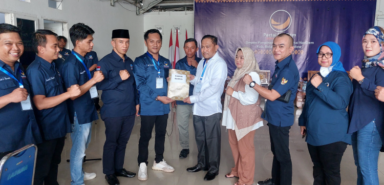 Ketua DPD NasDem Kabupaten Bolmong Sukron Mamonto Daftar Bakal Calon Bupati