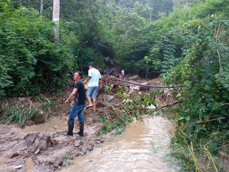 Jalan Manembo Sinsingon Bolmong Putus Total Akibat Longsor