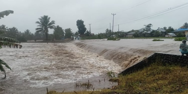 BREAKING NEWS: Air Bendungan Kosinggolan Meluap. Akses ke Sejumlah Desa Terputus