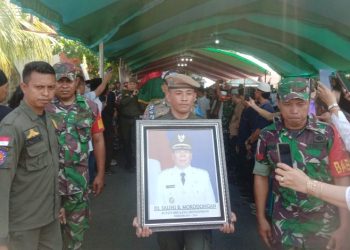 Penghormatan Terakhir, Jenazah Almarhum Salihi Mokodongan Masih Dibawa ke Kantor Bupati