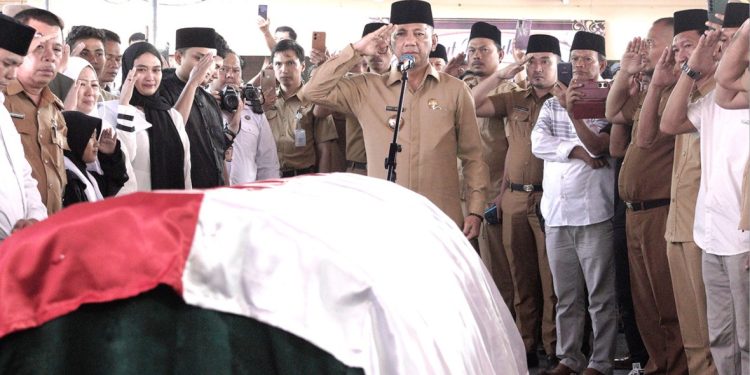Pj Bupati Jusnan Mokoginta Pimpin Upacara Pelepasan Jenazah Mantan Bupati Bolmong