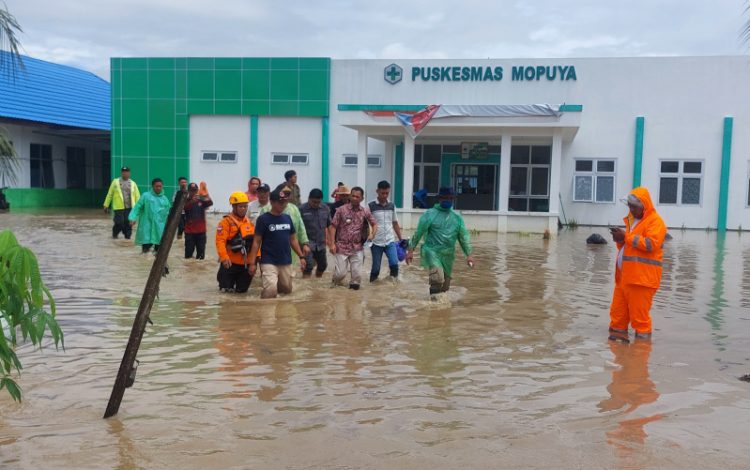 Pj Bupati dr Jusnan Mokoginta Pimpin OPD Turun ke Lokasi Banjir