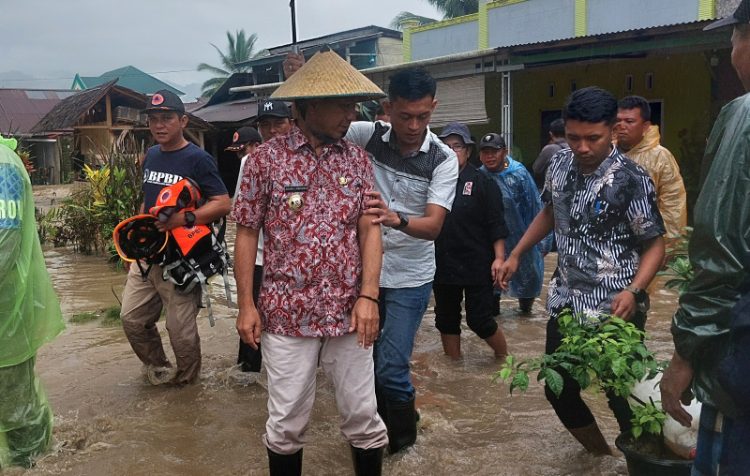 Pj Bupati dr Jusnan Mokoginta Pimpin OPD Turun ke Lokasi Banjir