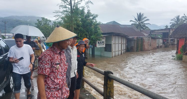 Pj Bupati dr Jusnan Mokoginta Pimpin OPD Turun ke Lokasi Banjir