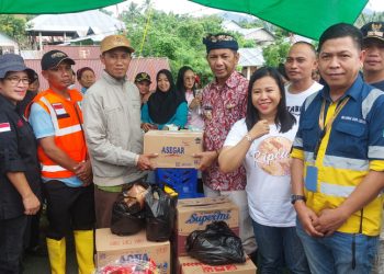 Pj Bupati Bolmong Serahkan Bantuan Warga Terdampak Banjir