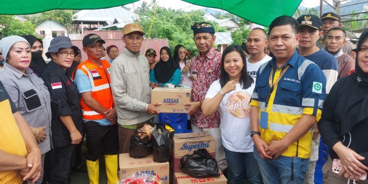 Pj Bupati Bolmong Serahkan Bantuan Warga Terdampak Banjir