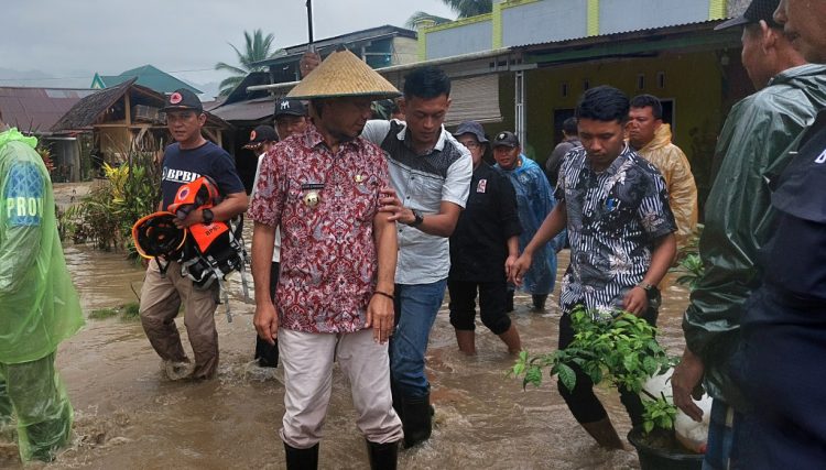Pj Bupati Bolmong Serahkan Bantuan Warga Terdampak Banjir