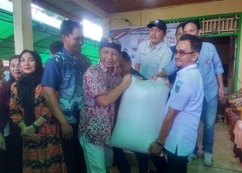 Pj Bupati Bolmong Serahkan Bantuan Pengisian Lumbung Pangan Masyarakat