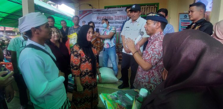 Pj Bupati Bolmong Serahkan Bantuan Pengisian Lumbung Pangan Masyarakat