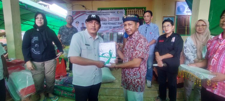 Pj Bupati Bolmong Serahkan Bantuan Pengisian Lumbung Pangan Masyarakat