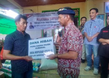 Jusnan Serahkan Dana Hibah Untuk Enam Pura di Dumoga Utara