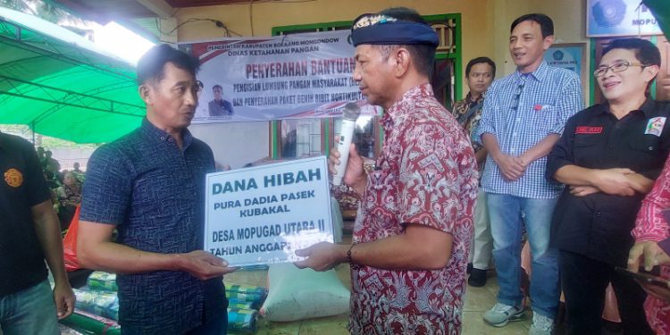 Jusnan Serahkan Dana Hibah Untuk Enam Pura di Dumoga Utara