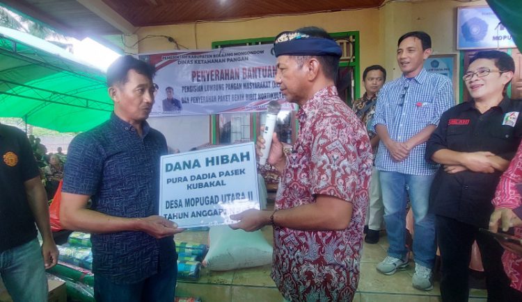 Jusnan Serahkan Dana Hibah Untuk Enam Pura di Dumoga Utara