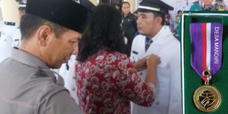 Sangadi Cempaka Ronald Hasan Terima Lencana Desa Mandiri dari Kemendes