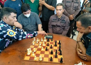 Berkunjung ke Bolmong, YSK Langsung Diajak “Duel” Main Catur