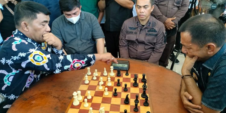 Berkunjung ke Bolmong, YSK Langsung Diajak “Duel” Main Catur