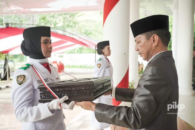 Pemkab Bolmong Menggelar Upacara Pemindahan Duplikat Bendera Merah Putih