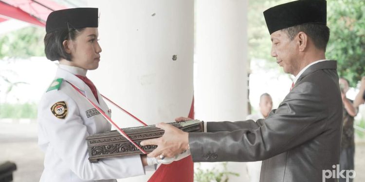 Pemkab Bolmong Menggelar Upacara Pemindahan Duplikat Bendera Merah Putih