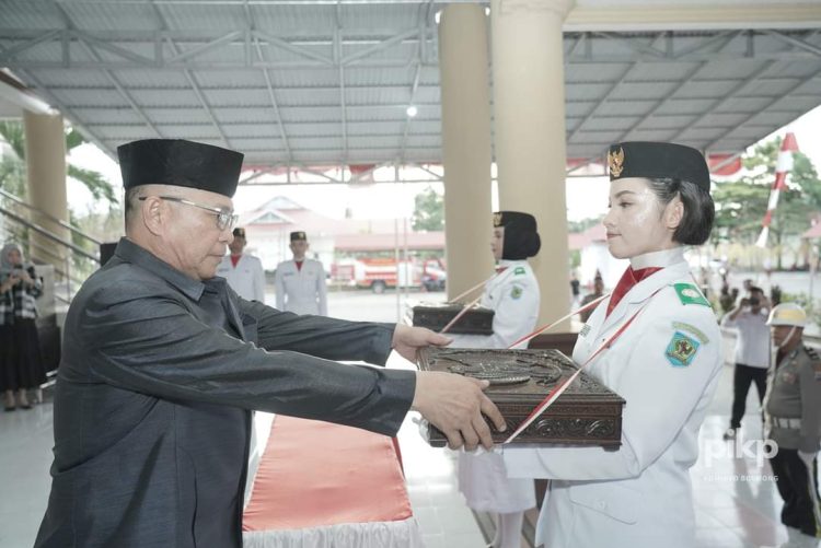 Pemkab Bolmong Menggelar Upacara Pemindahan Duplikat Bendera Merah Putih
