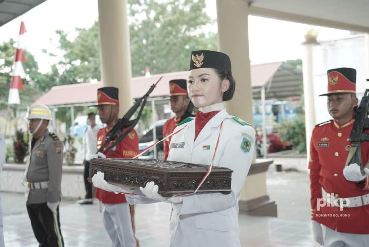 Pemkab Bolmong Menggelar Upacara Pemindahan Duplikat Bendera Merah Putih