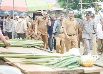 Pj Bupati Jusnan Calamento Mokoginta Blusukan ke Pasar Dumoga dan Ibolian