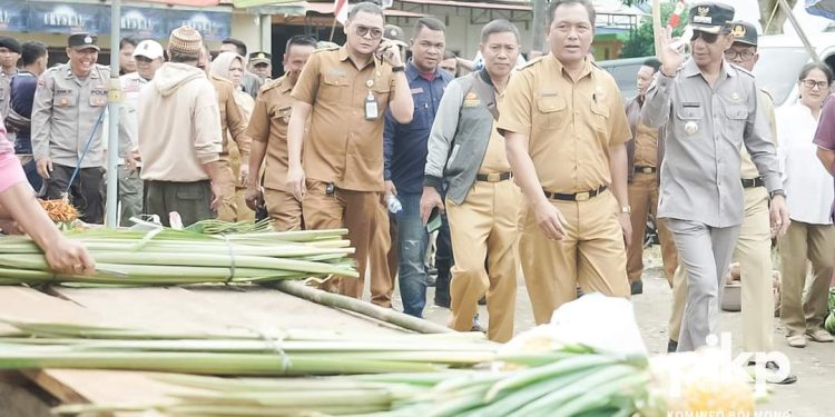 Pj Bupati Jusnan Calamento Mokoginta Blusukan ke Pasar Dumoga dan Ibolian