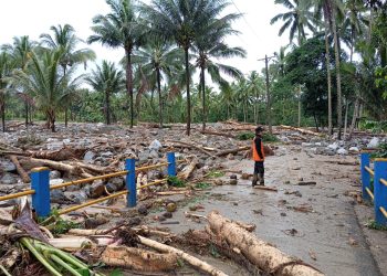 Banjir di Kecamatan Lolayan Bawa Material Pohon Kayu dan Bebatuan