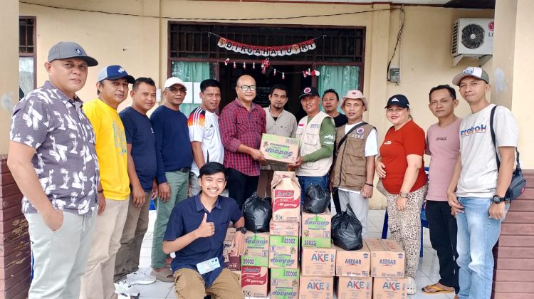 Pers dan Kominfo Bolmong Berbagi Bantuan Korban Banjir