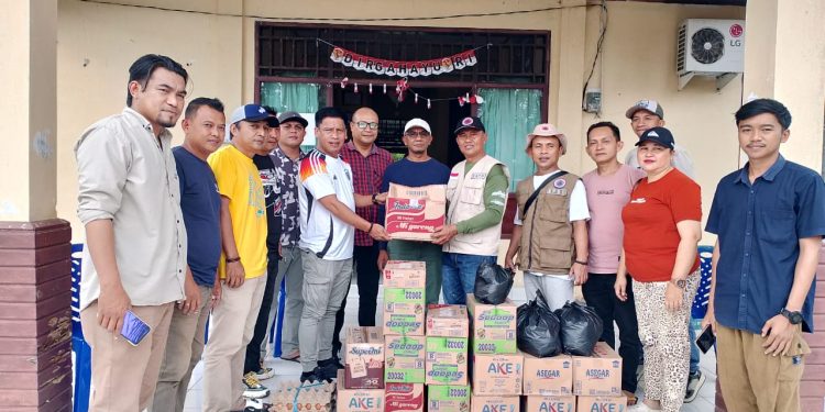 Pers dan Kominfo Bolmong Berbagi Bantuan Korban Banjir