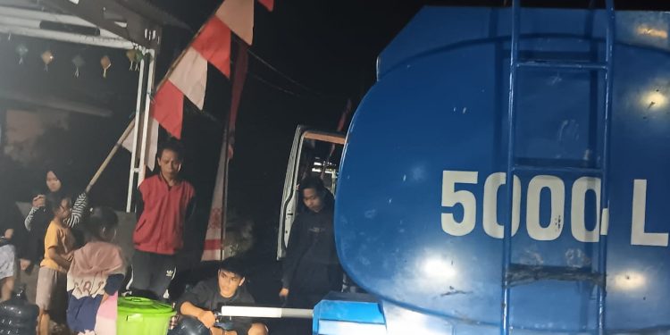 Warga Terdampak Banjir di Kecamatan Lolayan Dapat Air Bersih