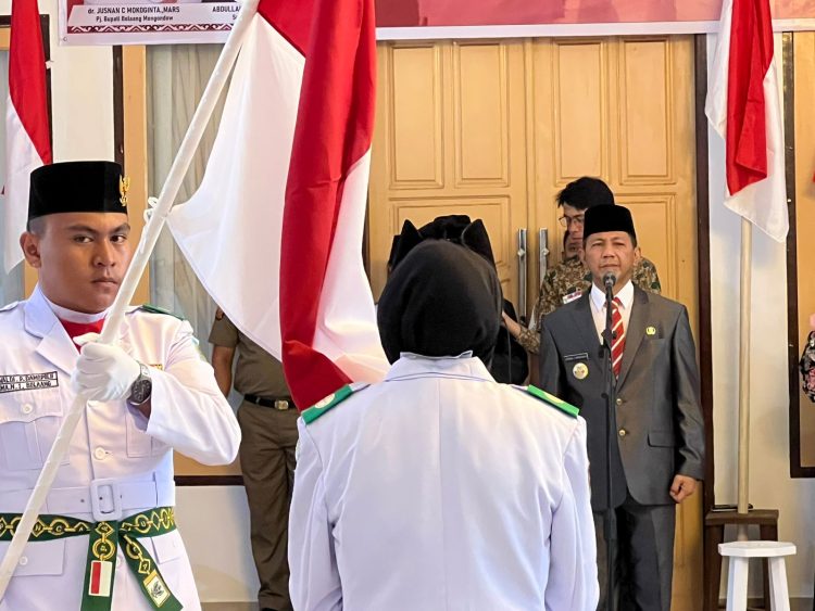 Pj Bupati Bolmong Jusnan Calamento Mokoginta Kukuhkan Anggota Paskibraka