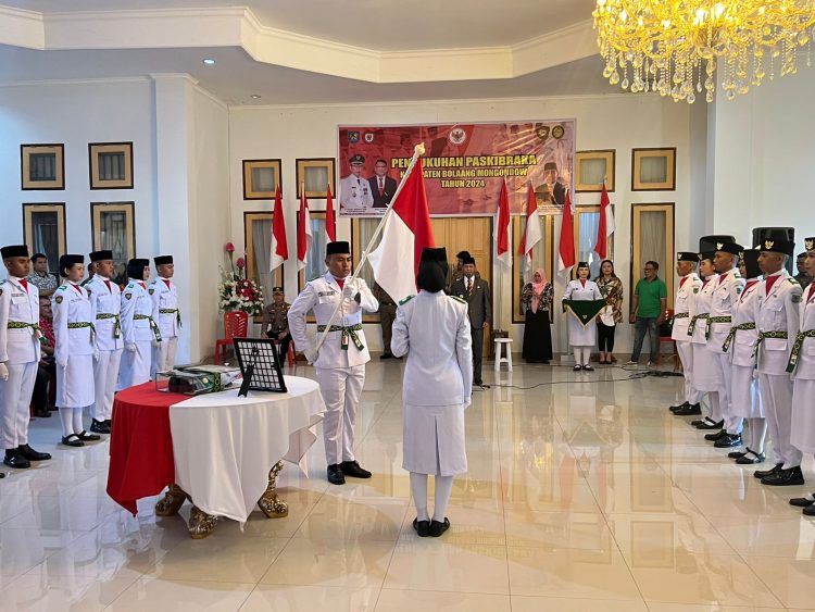 Pj Bupati Bolmong Jusnan Calamento Mokoginta Kukuhkan Anggota Paskibraka