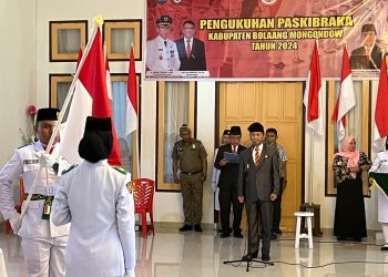 Pj Bupati Bolmong Jusnan Calamento Mokoginta Kukuhkan Anggota Paskibraka