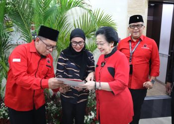 Ketua Umum PDIP Serahkan SK Pasangan NK-STA di Pilkada Kotamobagu