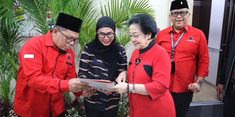 Ketua Umum PDIP Serahkan SK Pasangan NK-STA di Pilkada Kotamobagu