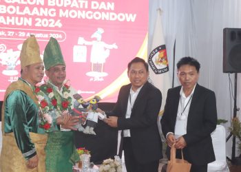 Pakai Baju Adat, Pasangan Yusra – Dony Mendaftar ke KPUu