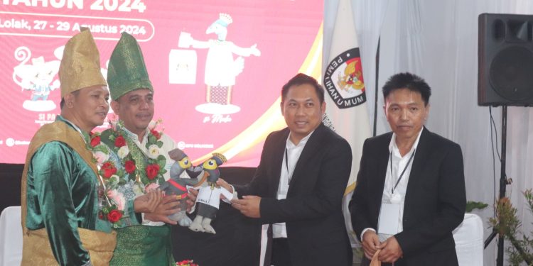 Pakai Baju Adat, Pasangan Yusra – Dony Mendaftar ke KPUu