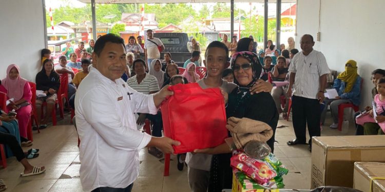 Dinsos Bolmong Serahkan Bantuan Bagi Penyandang Disabilitas