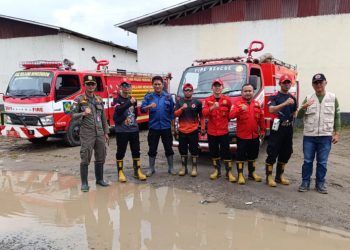 Pemkab Bolmong Kerahkan Mobil Damkar Bersihkan Lumpur di Rumah Terdampak Banjir 