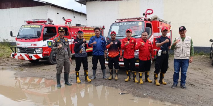 Pemkab Bolmong Kerahkan Mobil Damkar Bersihkan Lumpur di Rumah Terdampak Banjir