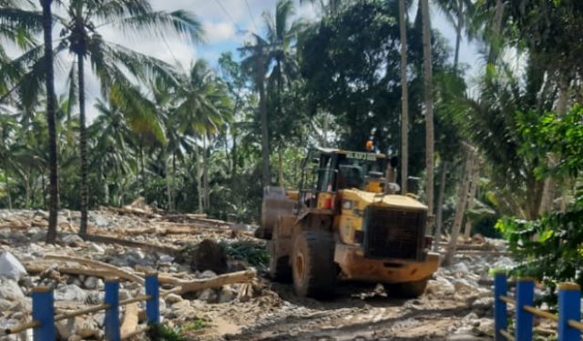 Pasca Banjir, Akses Menuju Desa Mengkang Mulai Dibuka