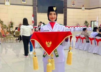 Siswi SMA Neger 2 Kotamobagu Jadi Pembawa Baki Bendera Upacara HUT Ke-79 Tingkat Provinsi Sulut