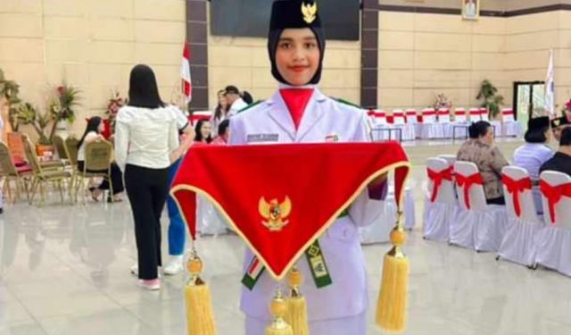 Siswi SMA Neger 2 Kotamobagu Jadi Pembawa Baki Bendera Upacara HUT Ke-79 Tingkat Provinsi Sulut