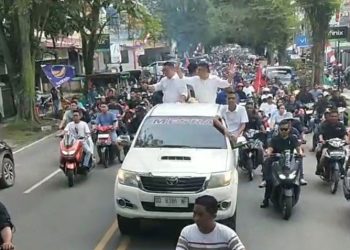 Bawa Bendera PDIP, Massa Sambut Pasangan Meiddy-Syarif