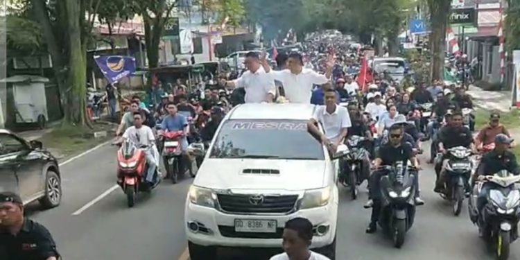 Bawa Bendera PDIP, Massa Sambut Pasangan Meiddy-Syarif