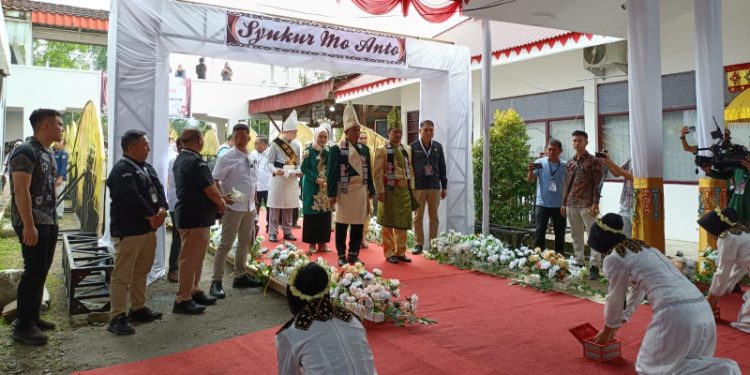 KPU Kotamobagu Sambut Paslon Wenny – Rendy dengan Tarian Adat