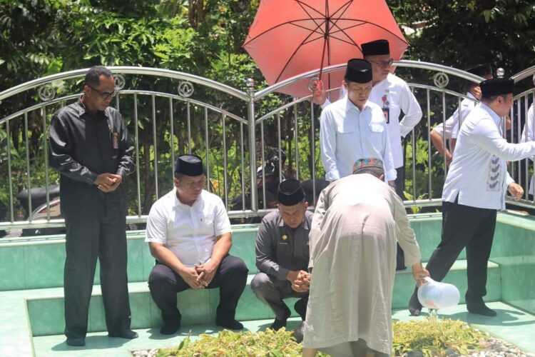 Usai Disambut, Pjs Bolsel Tahlis Gallang Ziarah ke Makam Hi Herson Mayulu