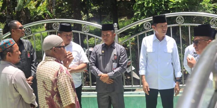 Usai Disambut, Pjs Bolsel Tahlis Gallang Ziarah ke Makam Hi Herson Mayulu