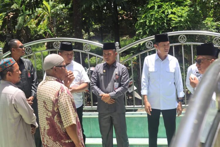 Usai Disambut, Pjs Bolsel Tahlis Gallang Ziarah ke Makam Hi Herson Mayulu