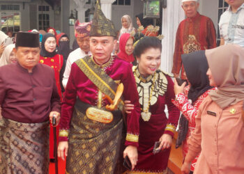 Pjs Bupati Lukman Lapadengan Diantar Tokoh Adat dan Keluarga Menuju Tutuyan